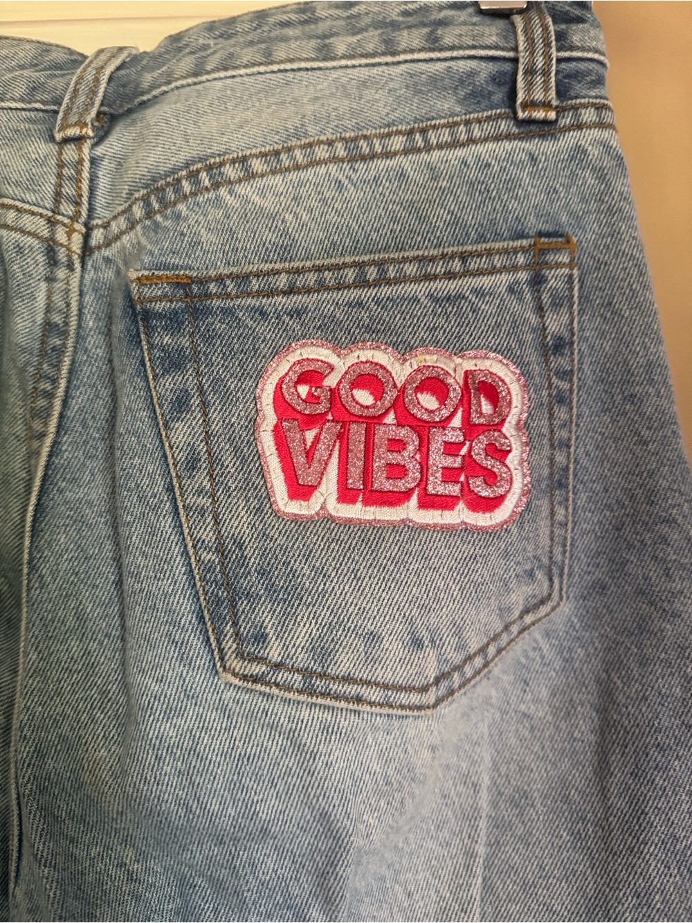 Light Blue Straight Women’s Jeans with 'Good Vibes' Patch size M